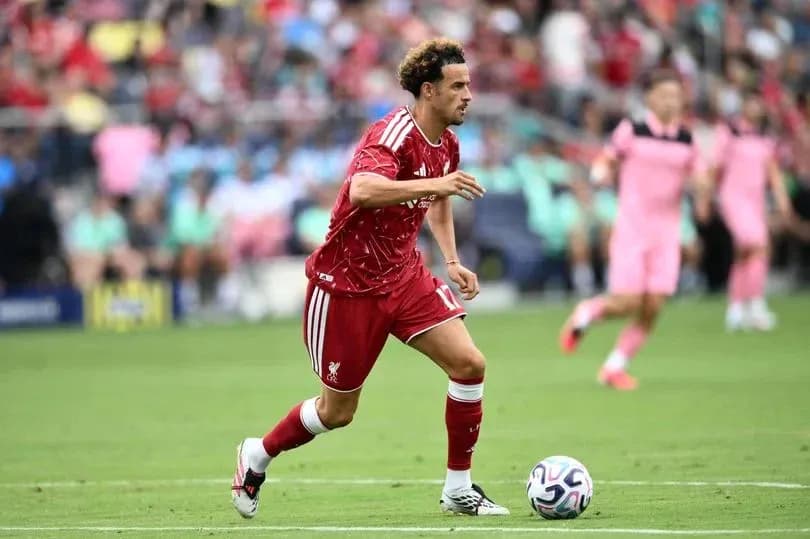 Futbolchi to'p bilan harakatda, Liverpool formasi kiygan Futbolchi to'p bilan harakatda, Liverpool formasi kiygan