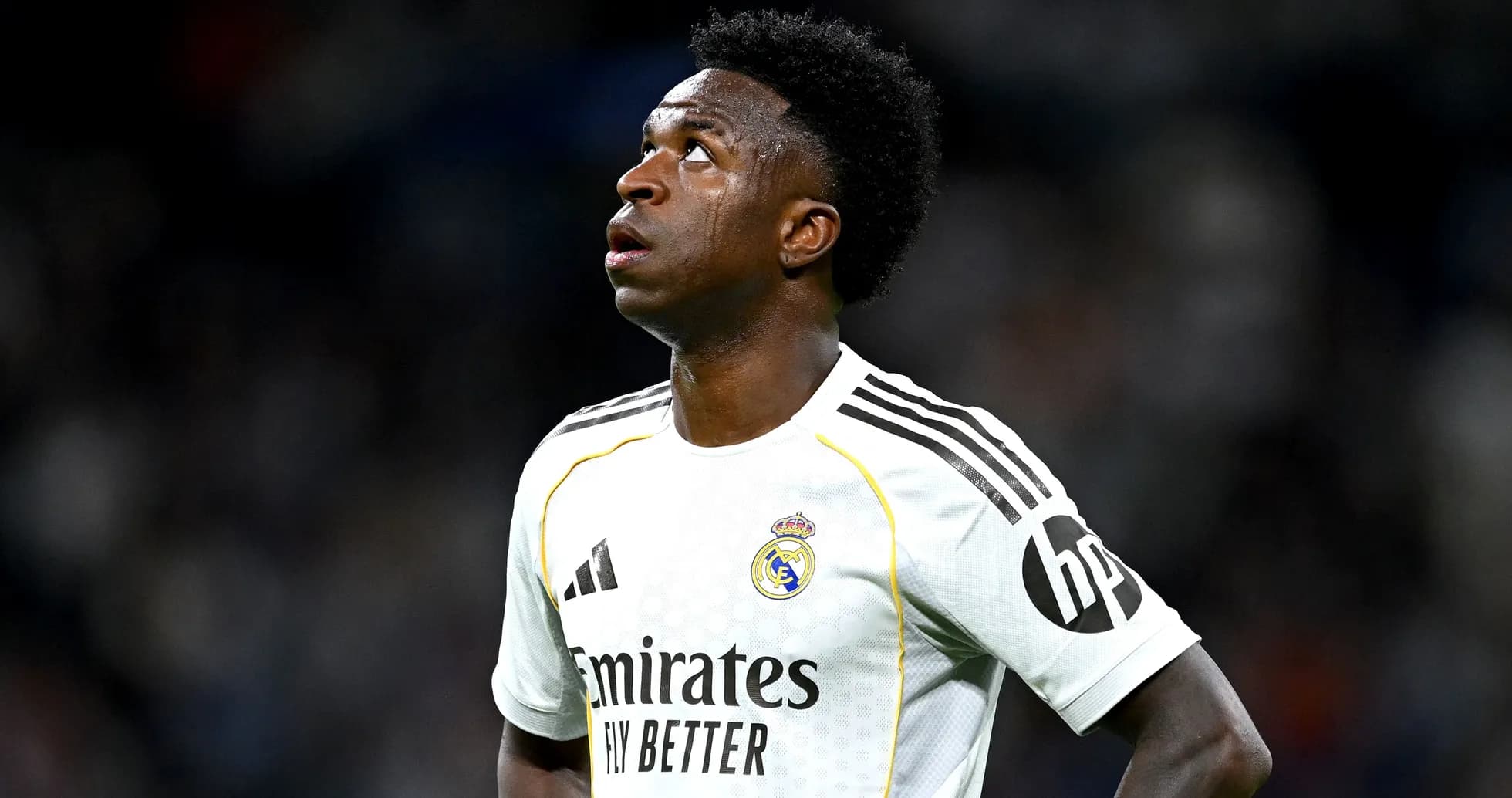 Futbolchi Vinicius Junior o'yin davomida yuqoriga qaramoqda Futbolchi Vinicius Junior o'yin davomida yuqoriga qaramoqda
