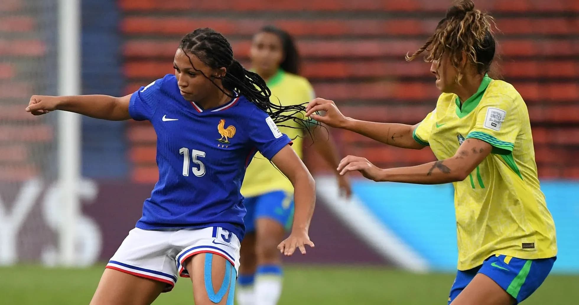 Fransiya va Braziliya futbolchilari to'p uchun kurashmoqda Fransiya va Braziliya futbolchilari to'p uchun kurashmoqda