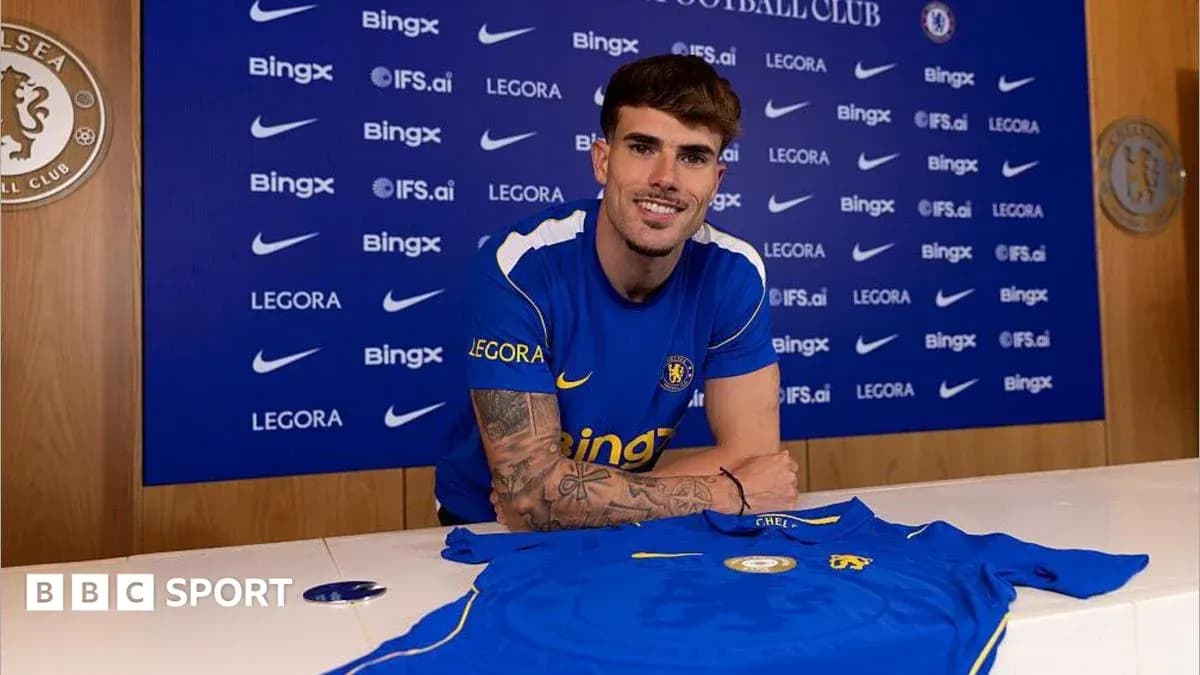Futbolchi yangi shartnoma imzolash marosimida Futbolchi yangi shartnoma imzolash marosimida
