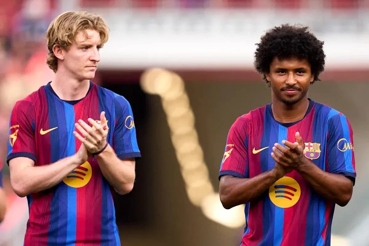 Ikkita futbolchi Barcelona formasida qarsak chalmoqda Ikkita futbolchi Barcelona formasida qarsak chalmoqda