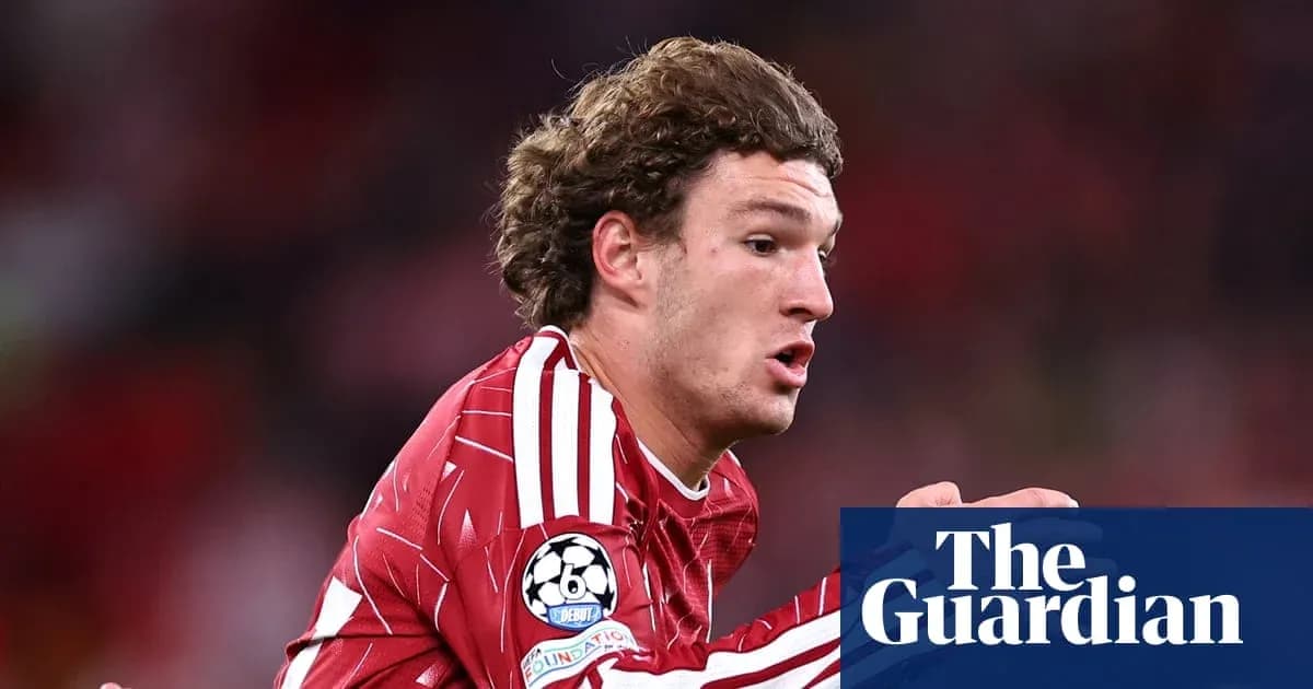 Futbolchi maydonda harakatda, qizil forma kiygan Futbolchi maydonda harakatda, qizil forma kiygan