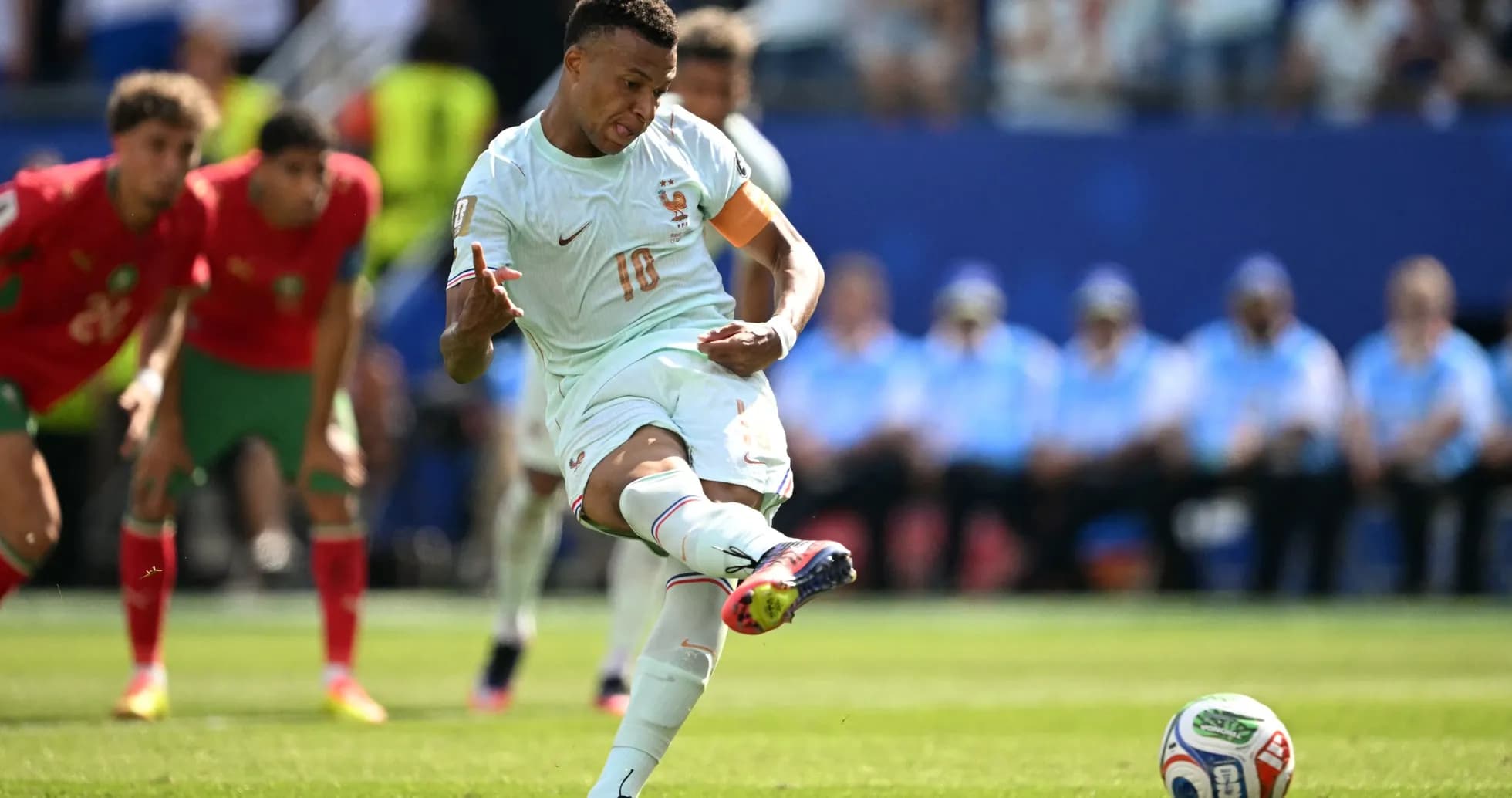 O'yinchi penalti zarbasini amalga oshirmoqda O'yinchi penalti zarbasini amalga oshirmoqda
