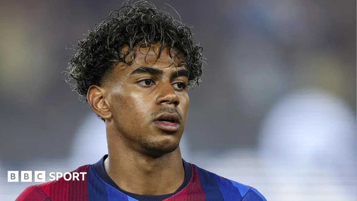Futbolchi Barcelona formasi bilan maydonda Futbolchi Barcelona formasi bilan maydonda