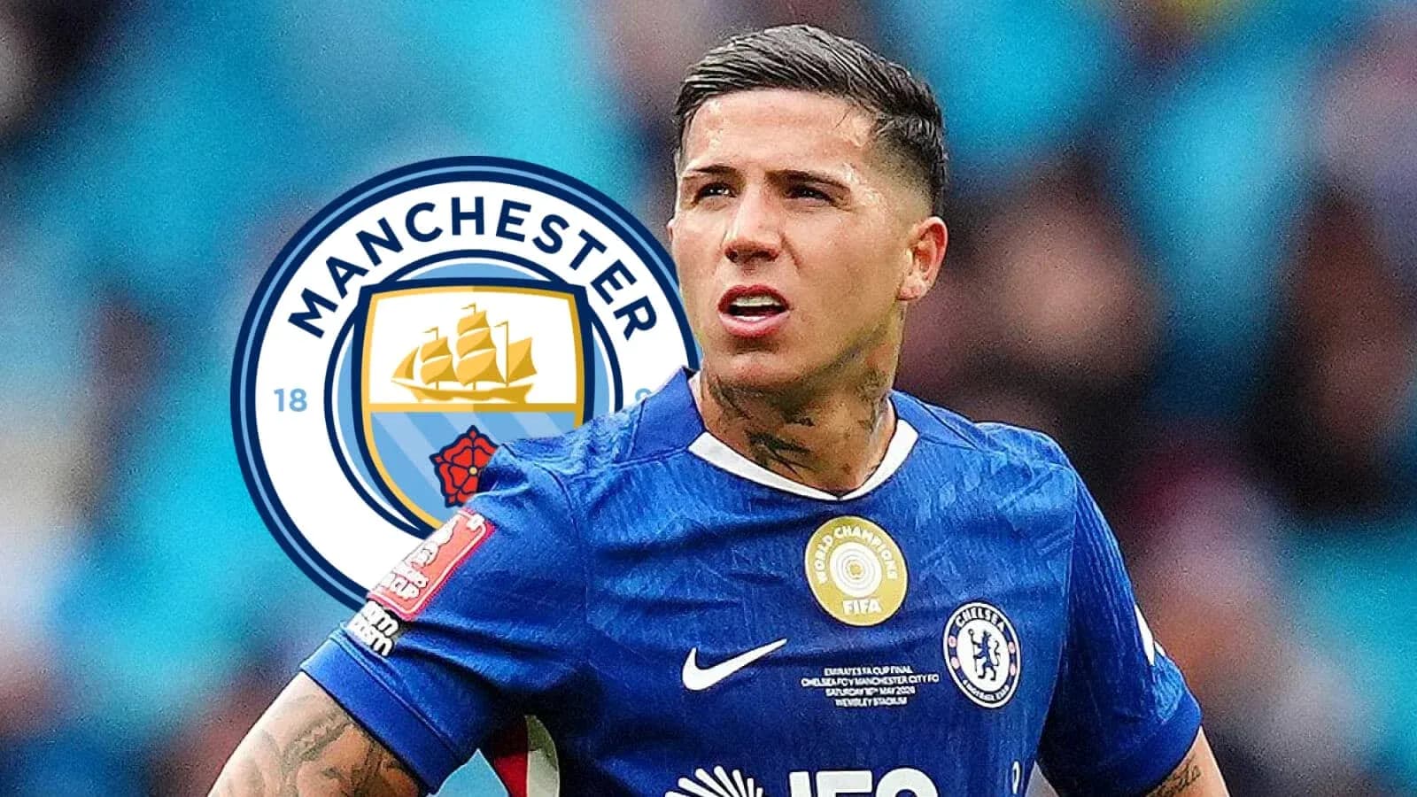 Futbolchi Chelsea formasida, Manchester City logotipi ortida Futbolchi Chelsea formasida, Manchester City logotipi ortida