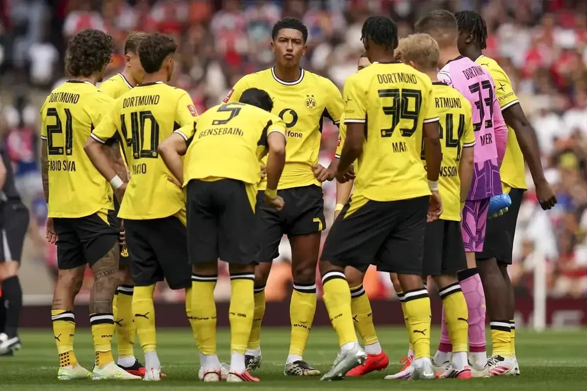 Borussia Dortmund players huddled during match discussion Borussia Dortmund players huddled during match discussion