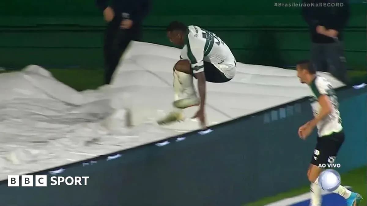 Futbolchi maydonga sakrab o'tayotgan o'yinchi Futbolchi maydonga sakrab o'tayotgan o'yinchi