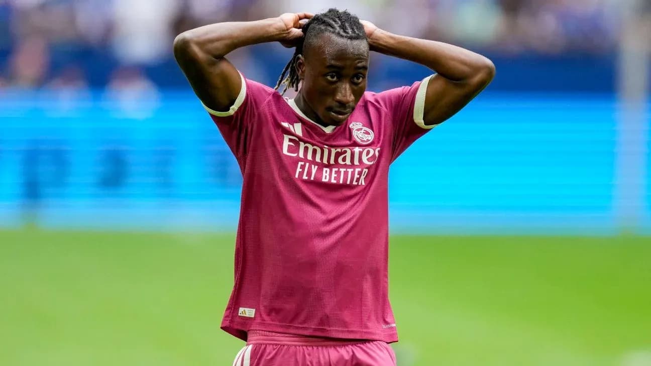 Futbolchi Real Madrid formasida maydonda turibdi Futbolchi Real Madrid formasida maydonda turibdi