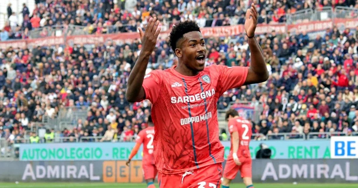 Futbolchi raqibga xushomad qilayotgan o'yinchi Futbolchi raqibga xushomad qilayotgan o'yinchi