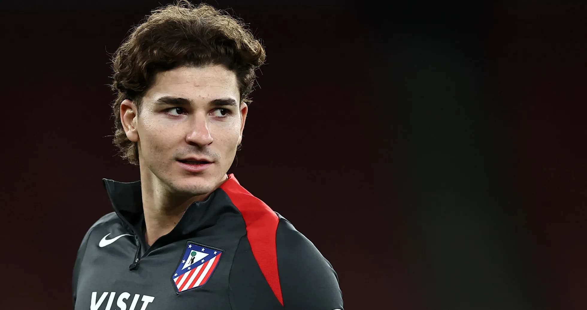Futbolchi Atletiko Madrid formasida mashg'ulotda Futbolchi Atletiko Madrid formasida mashg'ulotda