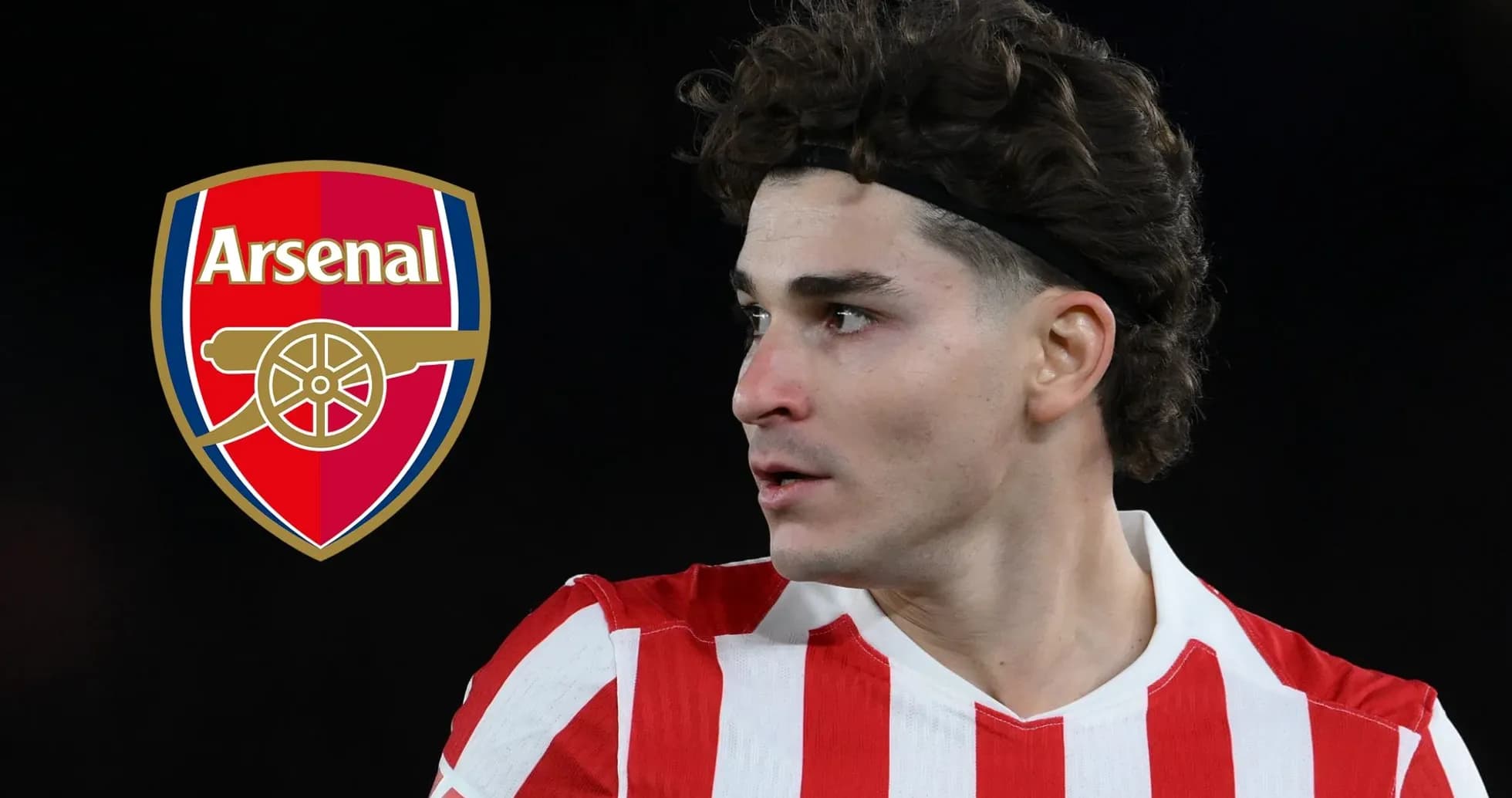 Futbolchi Arsenal logosi oldida sahnada Futbolchi Arsenal logosi oldida sahnada