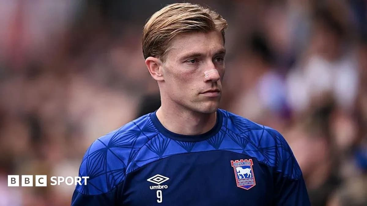 Futbolchi, Ipswich Town formasida, jarohatlangan ko'z bilan Futbolchi, Ipswich Town formasida, jarohatlangan ko'z bilan