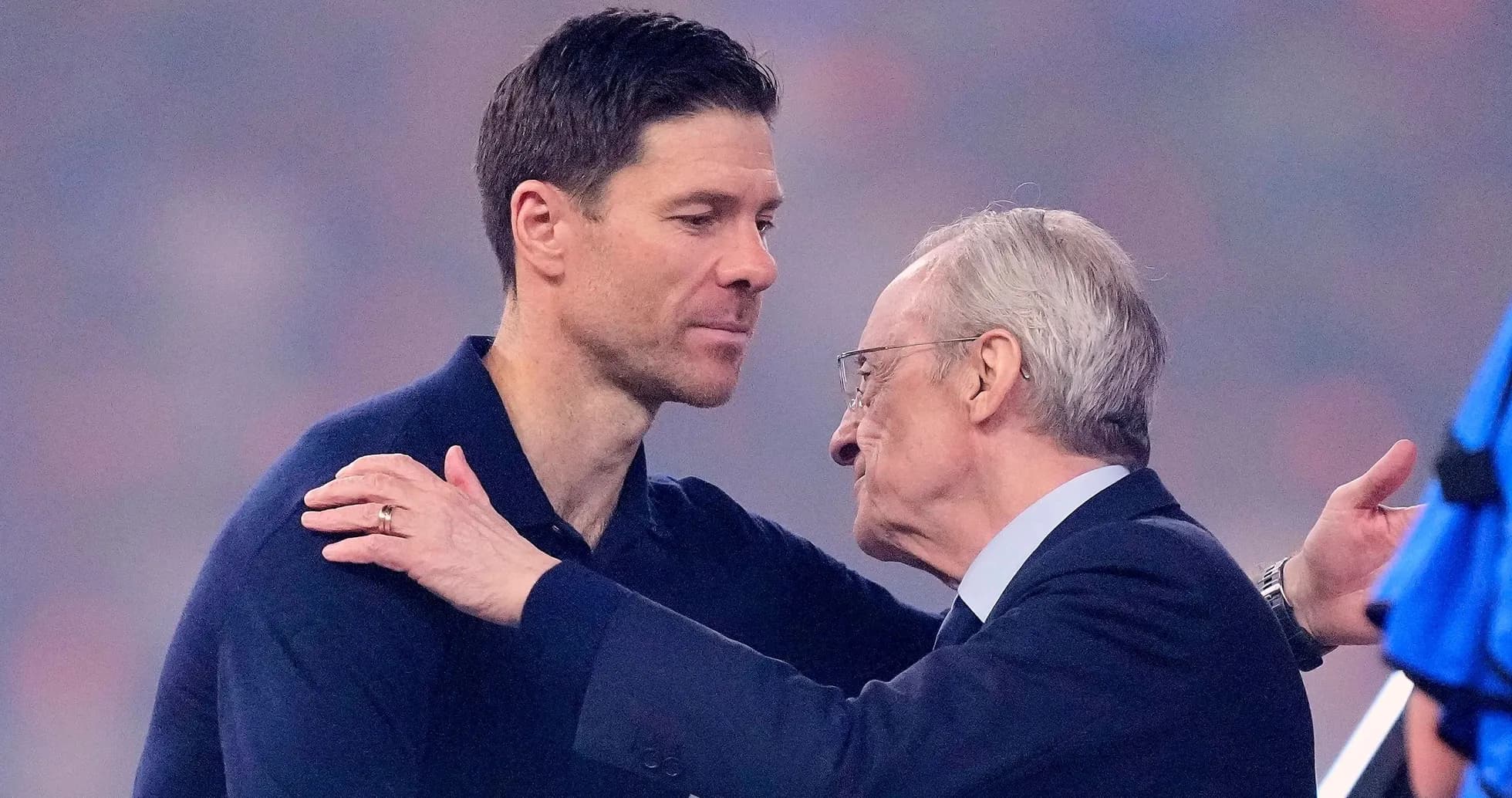 Xabi Alonso and Florentino Pérez embracing warmly Xabi Alonso and Florentino Pérez embracing warmly