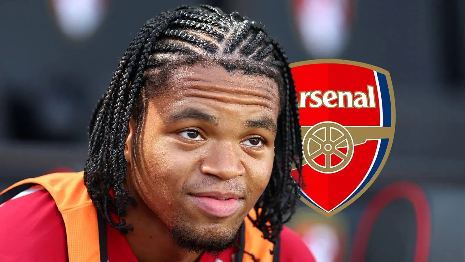 Futbolchi Arsenal logosi bilan suratga olingan Futbolchi Arsenal logosi bilan suratga olingan