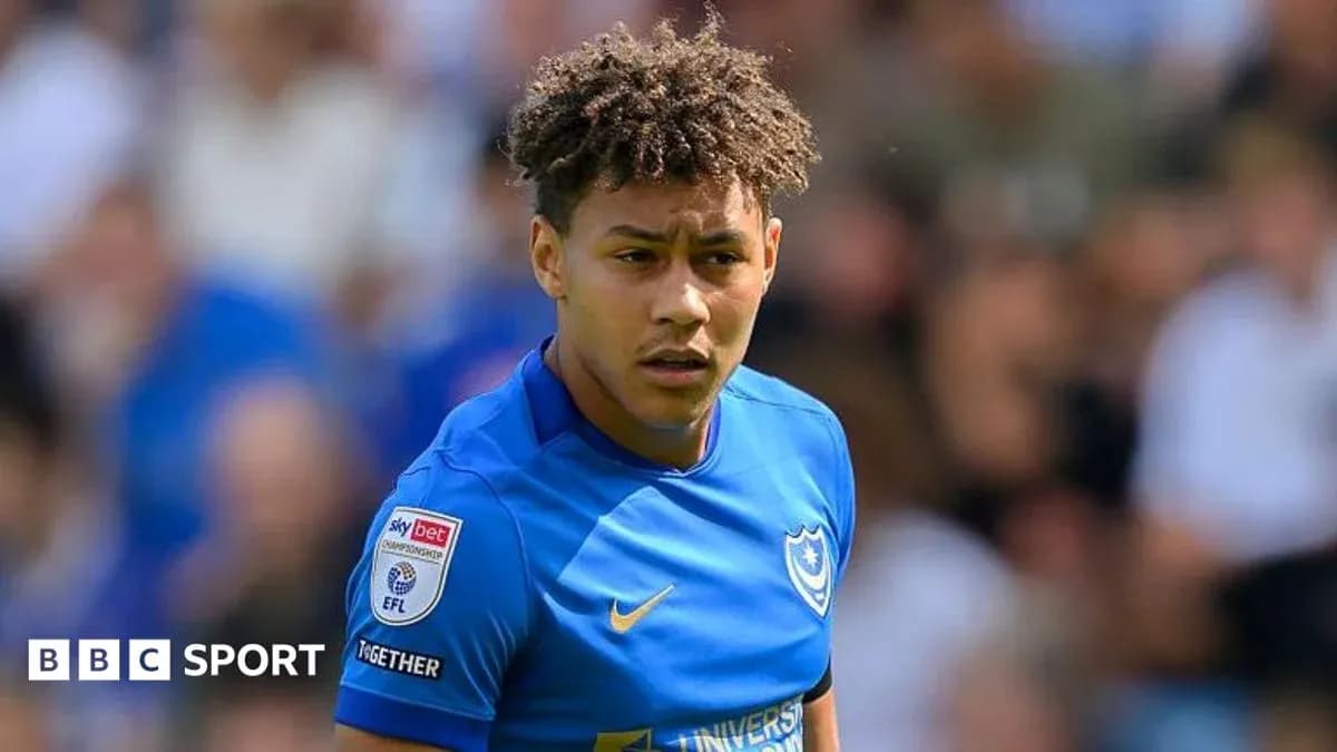 Futbolchi Portsmouth formasida maydonda turibdi Futbolchi Portsmouth formasida maydonda turibdi