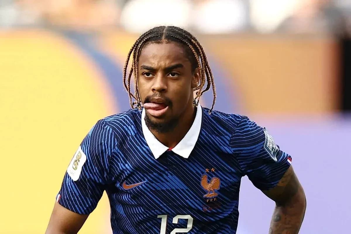 Futbolchi o'yin davomida harakatda Futbolchi o'yin davomida harakatda
