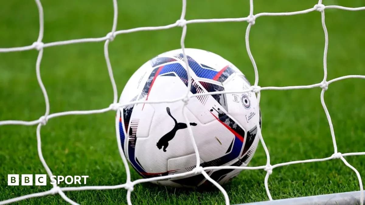 Futbol to'pi darvoza tarmog'ida joylashgan Futbol to'pi darvoza tarmog'ida joylashgan
