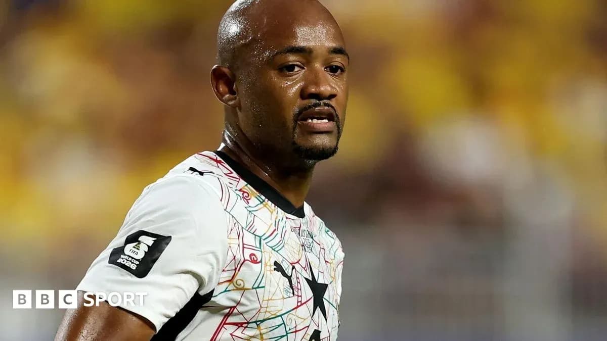 Futbolchi maydonda harakatda, Gana formasida Futbolchi maydonda harakatda, Gana formasida