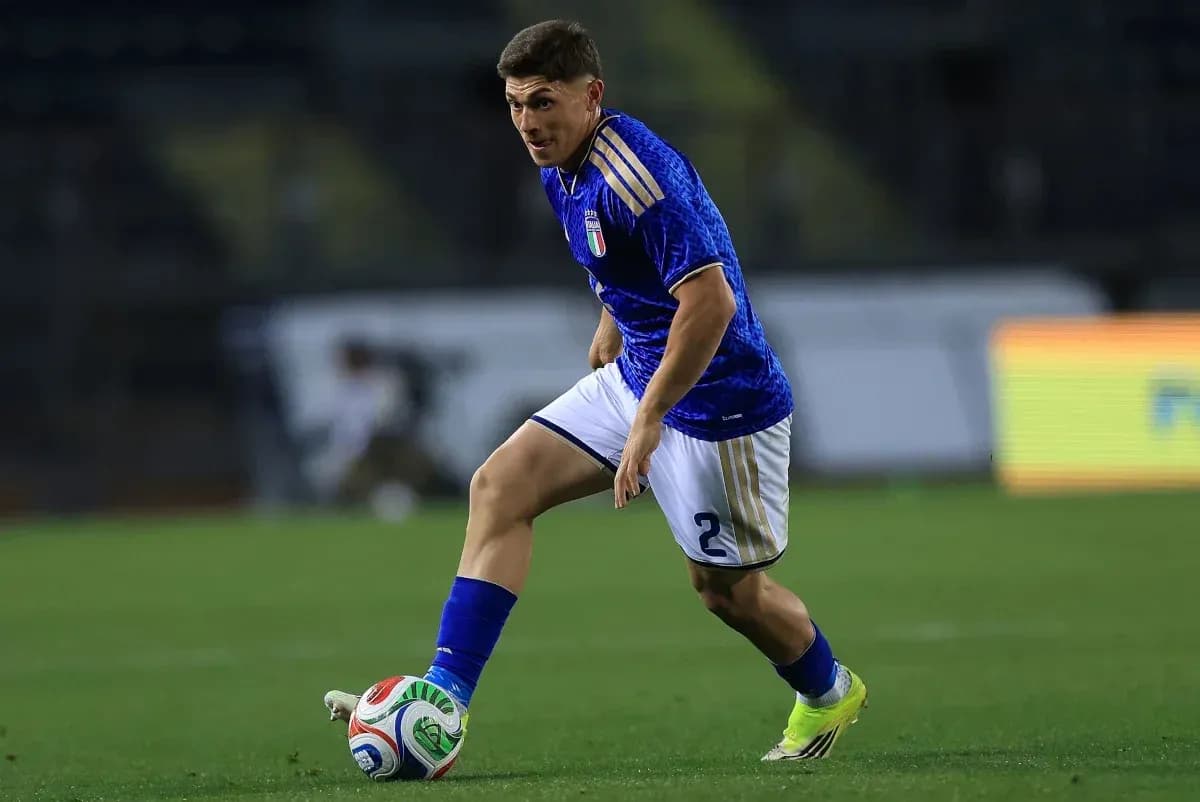 Futbolchi to'pni ushlayotgan holatda Futbolchi to'pni ushlayotgan holatda