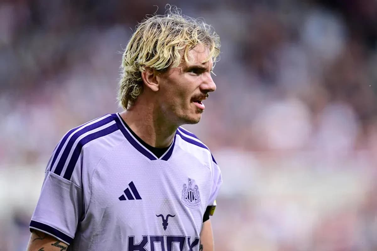Futbolchi maydonda harakatda, qora kostyumda Futbolchi maydonda harakatda, qora kostyumda