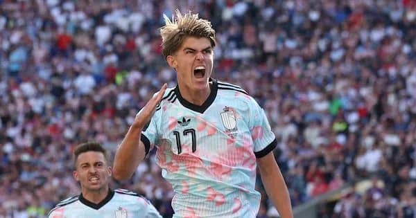 Futbolchi goli nishonlayotgan o'yinchi Futbolchi goli nishonlayotgan o'yinchi
