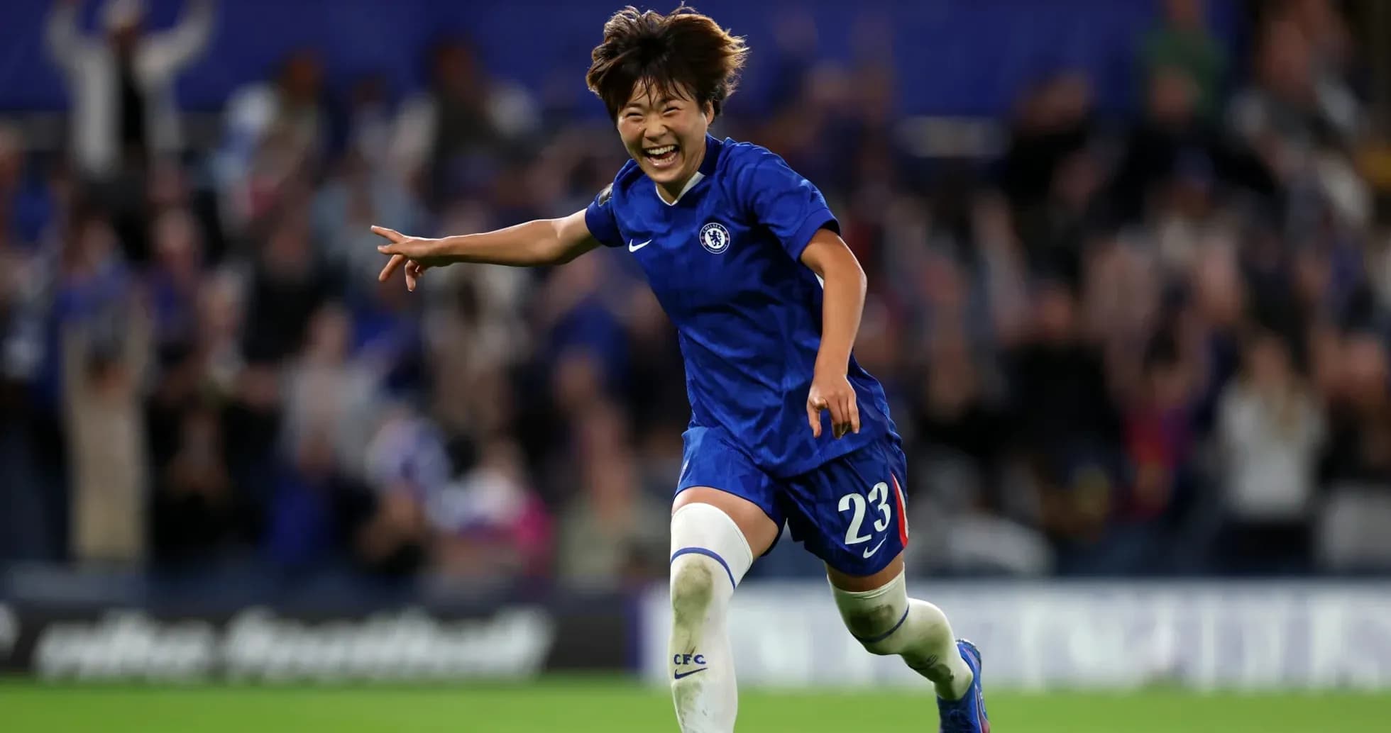 Futbolchi maydonda quvonch bilan yugurmoqda Futbolchi maydonda quvonch bilan yugurmoqda