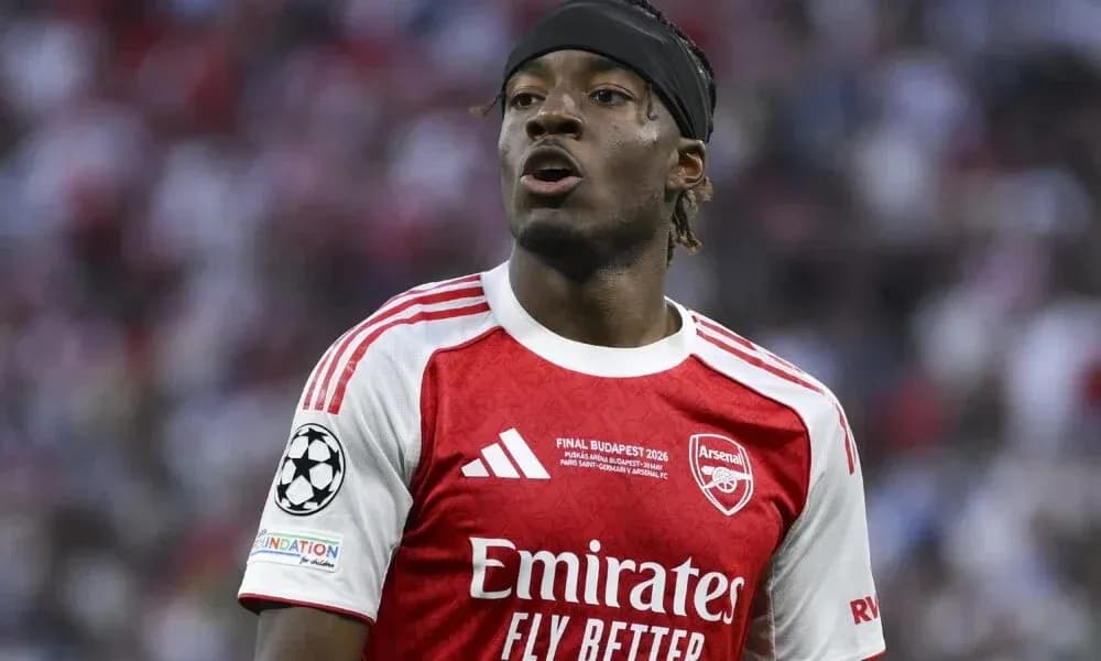 Futbolchi Arsenal formasida o'yinda ishtirok etmoqda Futbolchi Arsenal formasida o'yinda ishtirok etmoqda