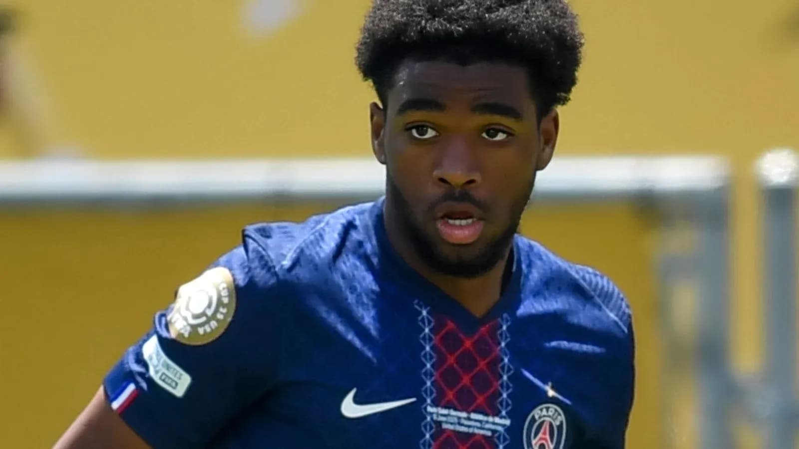 Futbolchi maydonda harakatda, PSG formasida Futbolchi maydonda harakatda, PSG formasida