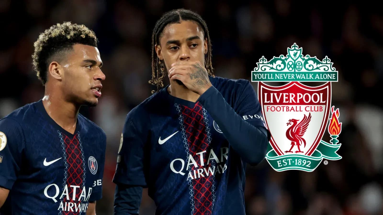 Ikkita futbolchi o'yin paytida maslahatlashmoqda Ikkita futbolchi o'yin paytida maslahatlashmoqda
