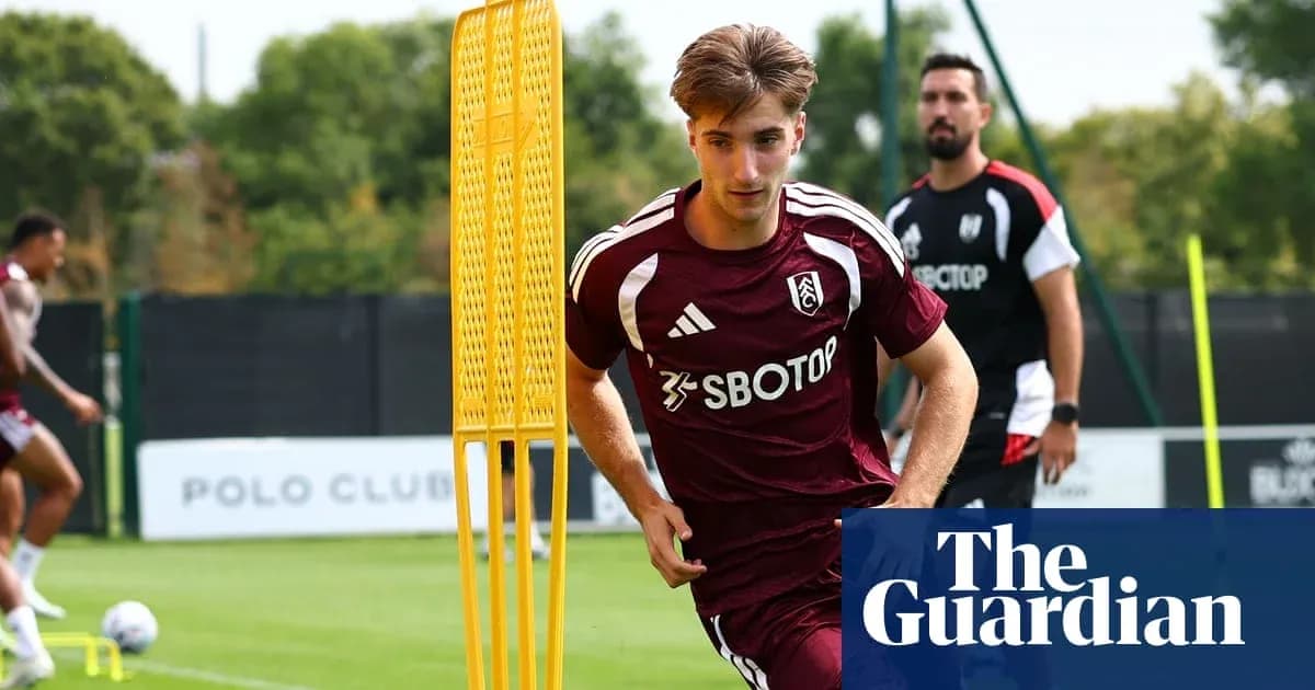 Futbolchi mashg'ulotda, to'p bilan harakatda Futbolchi mashg'ulotda, to'p bilan harakatda