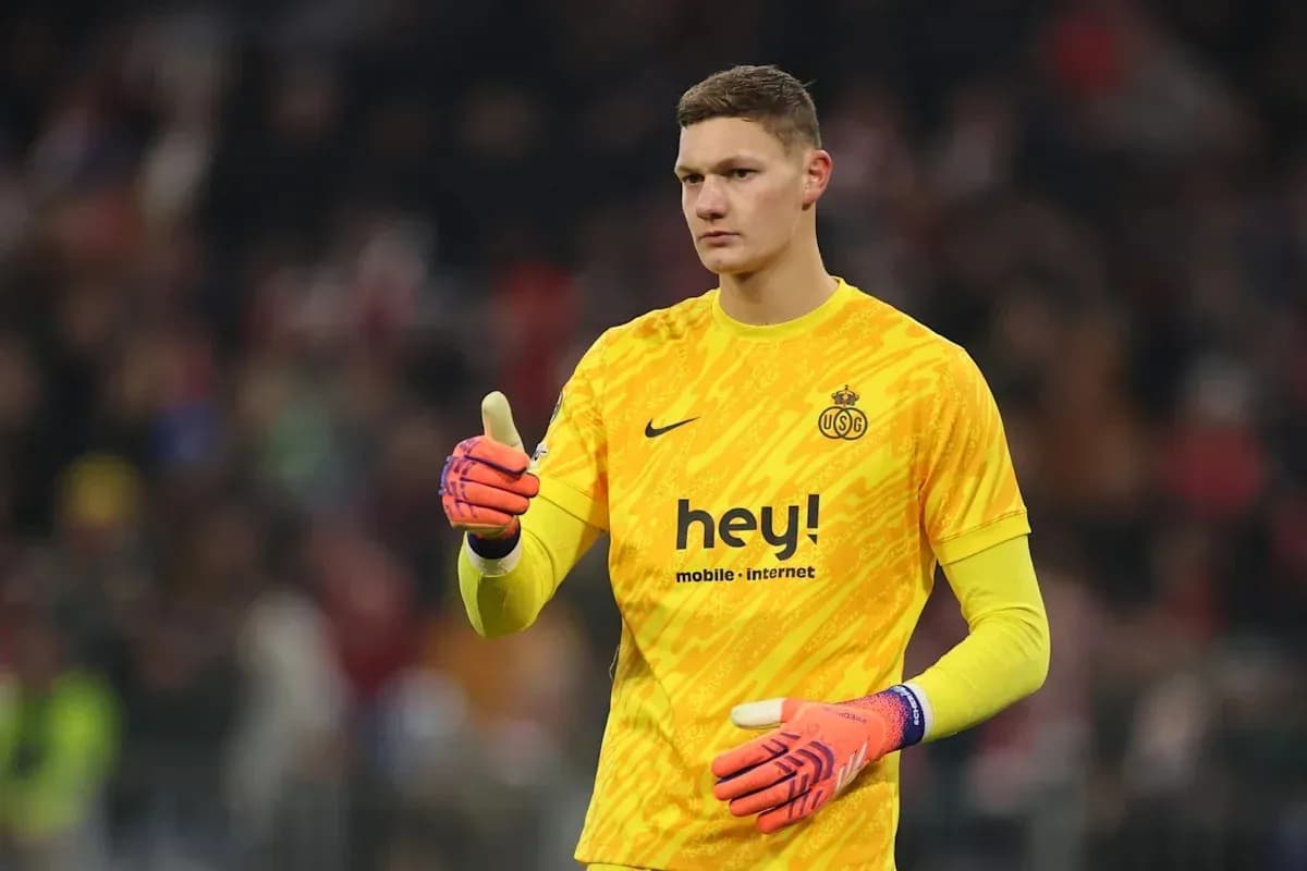 Darvozabon maydonda qo'lini ko'tarib turibdi Darvozabon maydonda qo'lini ko'tarib turibdi