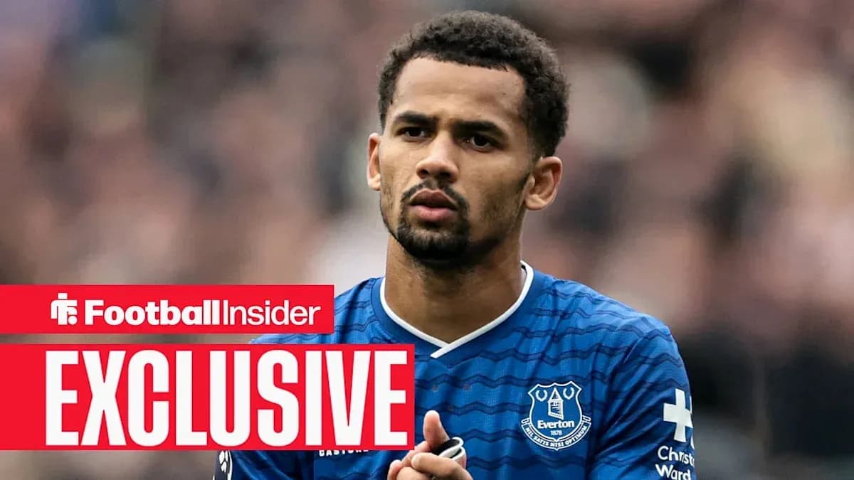 Futbolchi Everton formasida maydonda turibdi Futbolchi Everton formasida maydonda turibdi