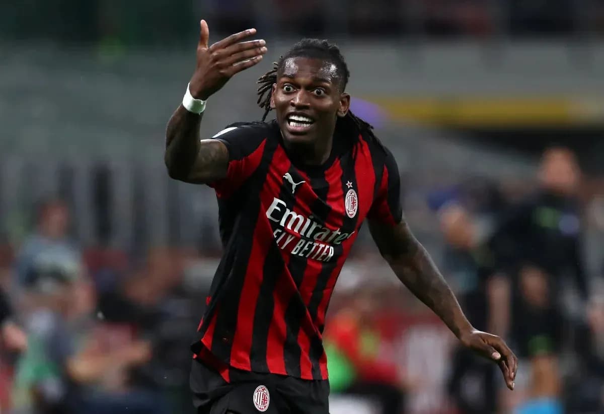 Futbolchi maydonda harakatda, qo'llarini ko'tarib Futbolchi maydonda harakatda, qo'llarini ko'tarib