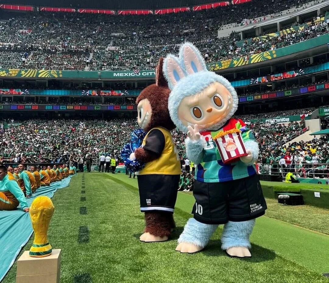 Ikki maskot stadionda tomoshabinlar oldida turgan Ikki maskot stadionda tomoshabinlar oldida turgan