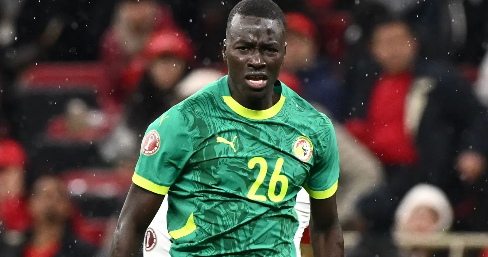 Futbolchi raqibga qarshi harakatda Futbolchi raqibga qarshi harakatda