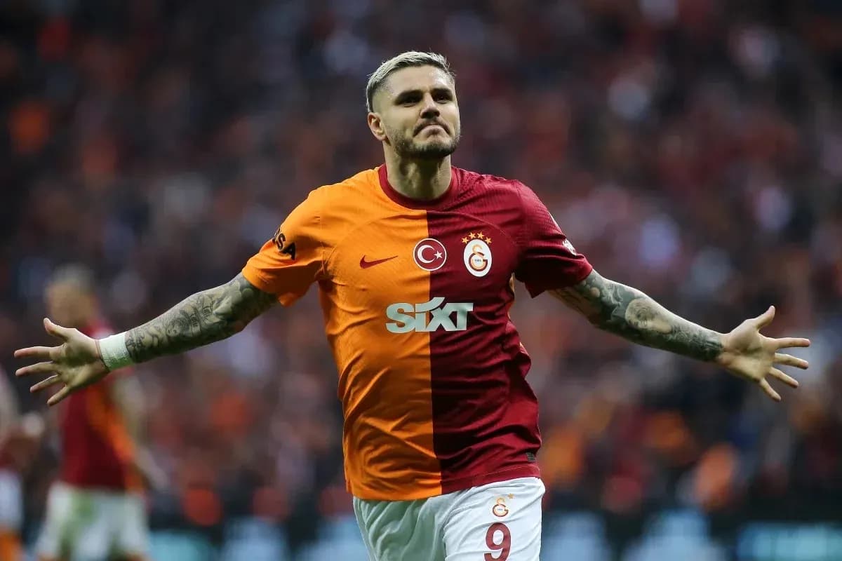 Futbolchi Galatasaray formasida gol urishdan keyin Futbolchi Galatasaray formasida gol urishdan keyin
