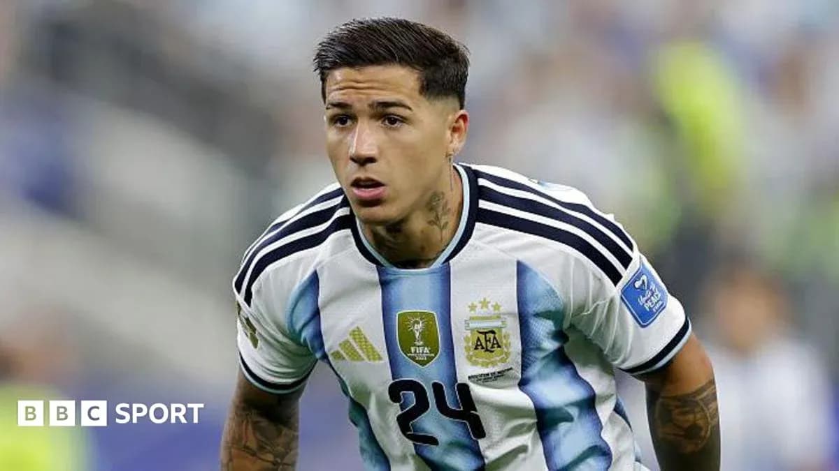 Futbolchi Argentina formasini kiygan o'yinchi harakatda Futbolchi Argentina formasini kiygan o'yinchi harakatda