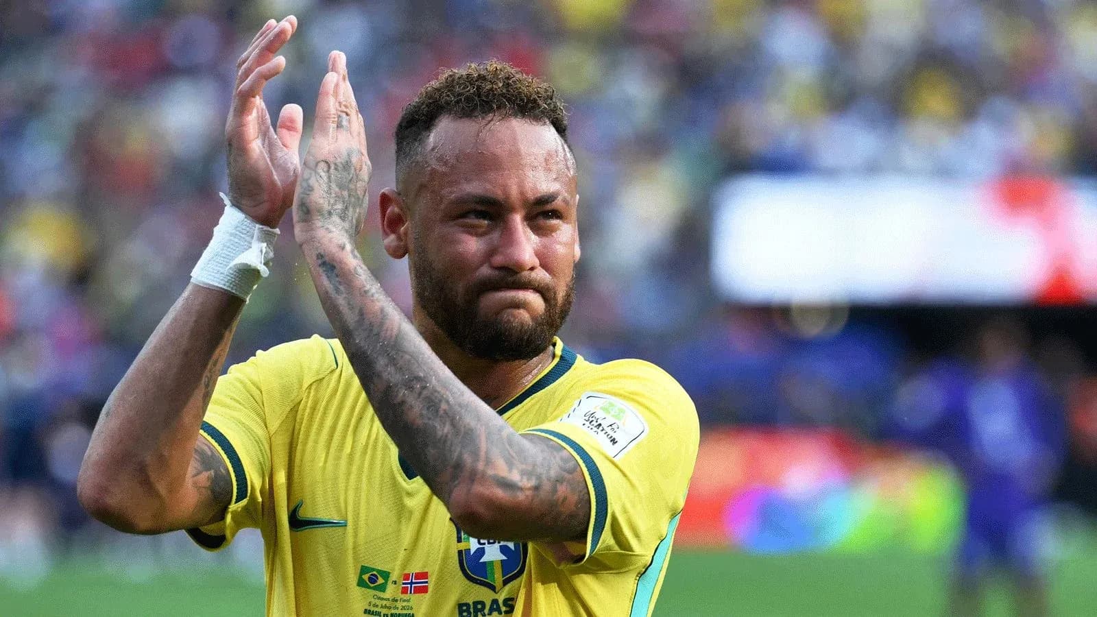 Futbolchi Neymarning o'yin tugaganidan keyin qo'l silkitishi Futbolchi Neymarning o'yin tugaganidan keyin qo'l silkitishi