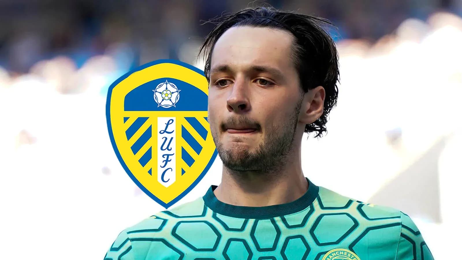 Futbolchi Leeds United logosi bilan maydonda Futbolchi Leeds United logosi bilan maydonda