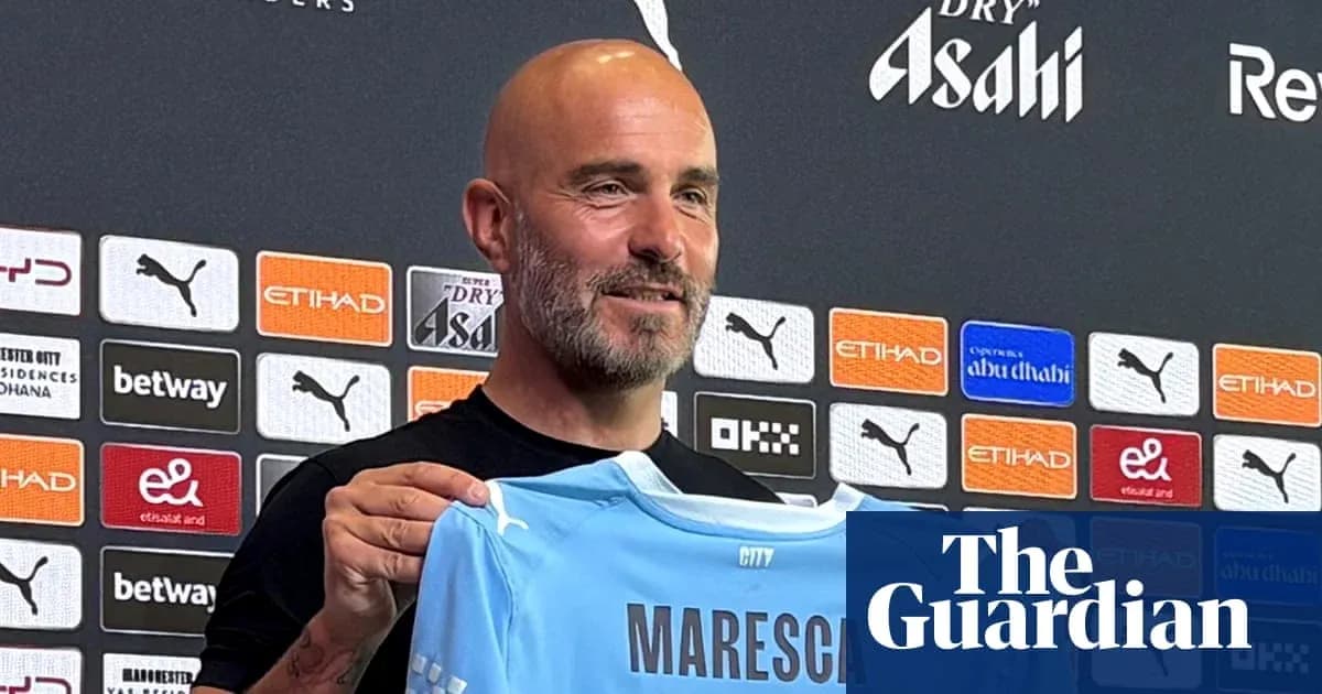 Ko'k futbolka ushlagan murabbiy matbuot konferensiyasida Ko'k futbolka ushlagan murabbiy matbuot konferensiyasida