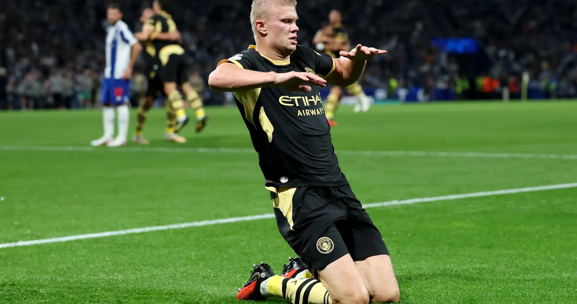 Futbolchi gol urganidan keyin tizzalarida o'tirgan Futbolchi gol urganidan keyin tizzalarida o'tirgan