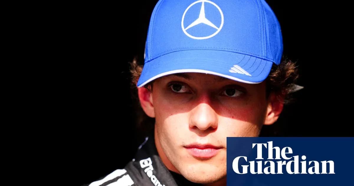 Yoshimura poytaxtida Mercedes qopqoq kiygan yigit Yoshimura poytaxtida Mercedes qopqoq kiygan yigit