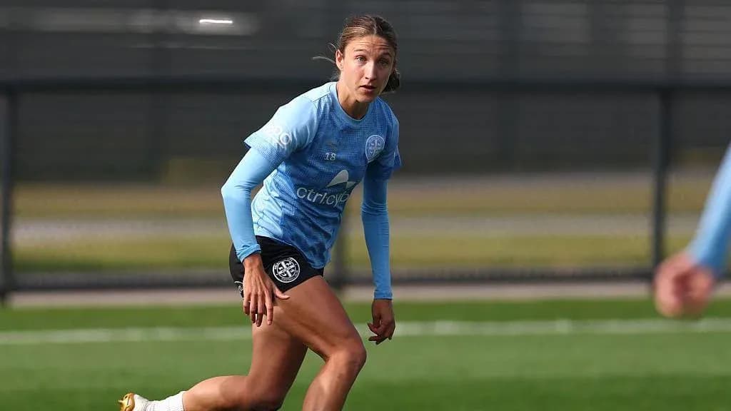 Ayol futbolchi mashg'ulotda harakatda Ayol futbolchi mashg'ulotda harakatda