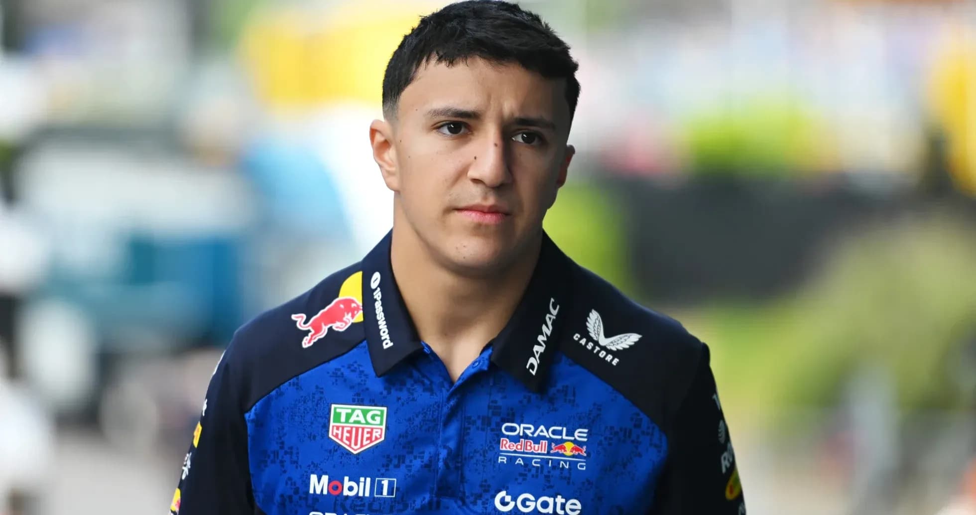 Yoshchilar ko'ylak kiygan Formula 1 haydovchisi Yoshchilar ko'ylak kiygan Formula 1 haydovchisi