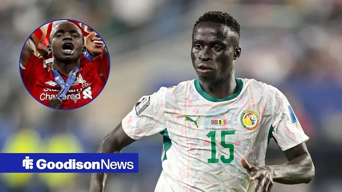 Futbolchi raqibga qarab yugurayotgan 15-raqamli o'yinchi Futbolchi raqibga qarab yugurayotgan 15-raqamli o'yinchi