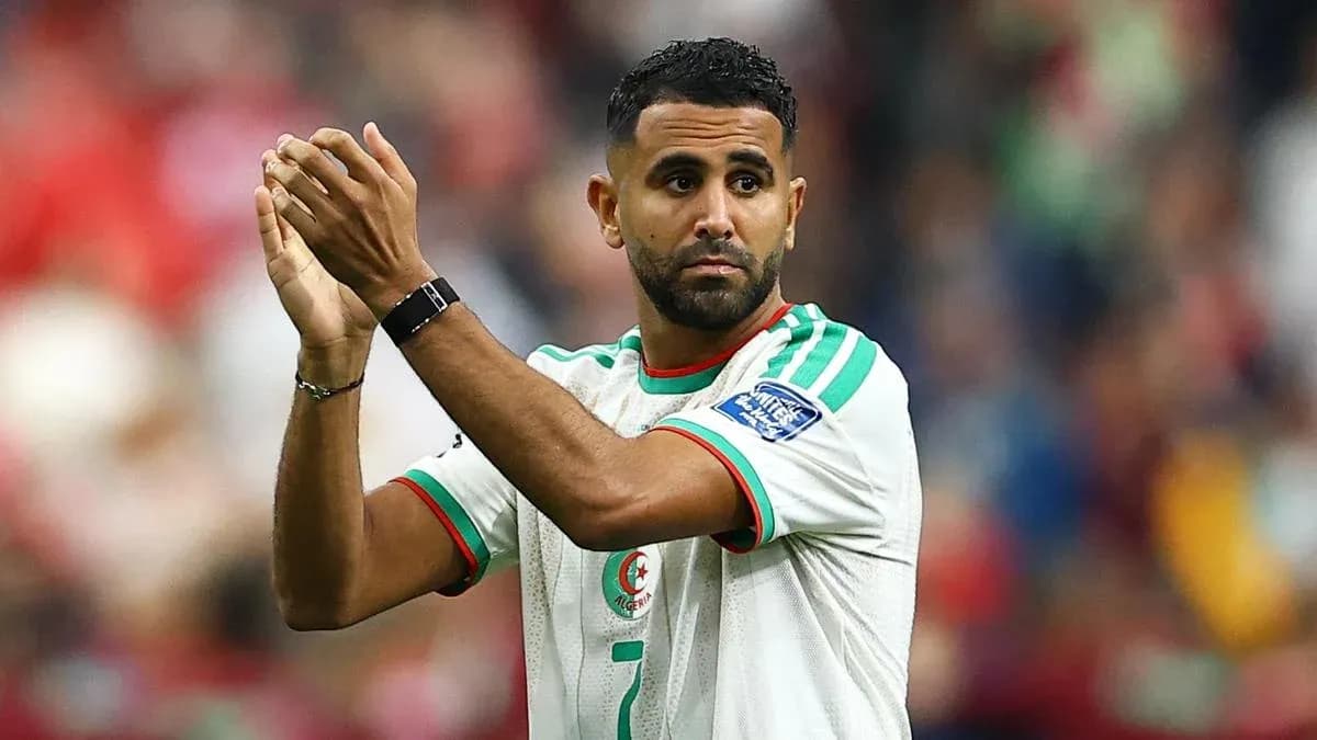 Futbolchi o'yinchisi qo'l silkitmoqda Futbolchi o'yinchisi qo'l silkitmoqda