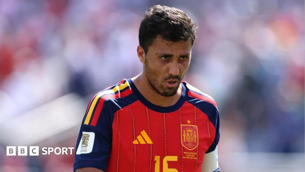 Futbolchi Spaniyaga formasi bilan maydonda Futbolchi Spaniyaga formasi bilan maydonda