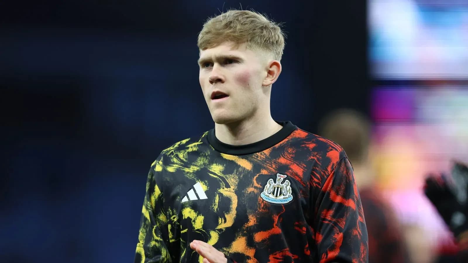 Futbolchi Newcastle United formasida maydonga tayyorgarlik ko'rmoqda Futbolchi Newcastle United formasida maydonga tayyorgarlik ko'rmoqda