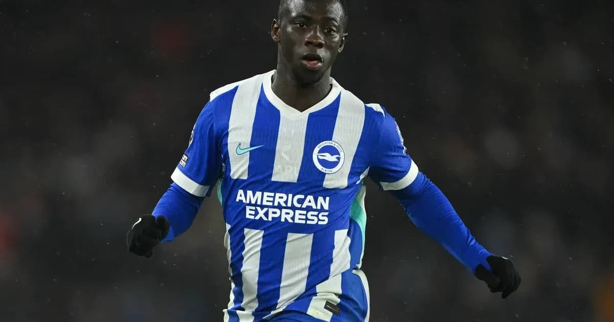 Futbolchi Brighton formasi bilan harakatda Futbolchi Brighton formasi bilan harakatda