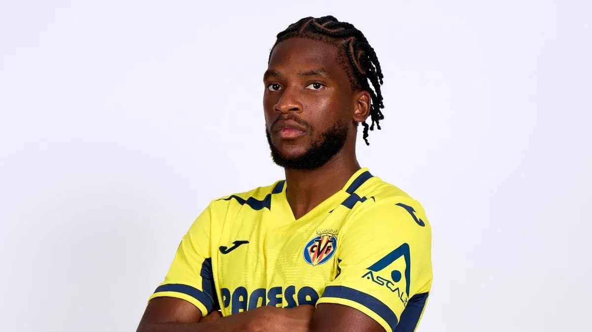 Futbolchi sari formada, qo'lini oldida tutgan Futbolchi sari formada, qo'lini oldida tutgan